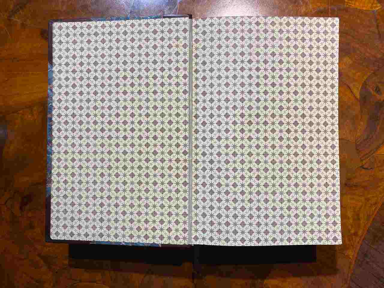 антикварная книга хороший подарок