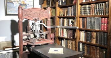 антикварные книги элемент интерьера